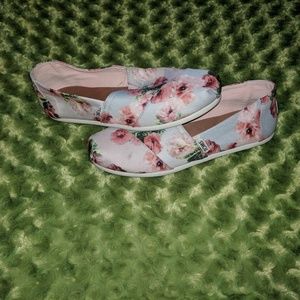 Floral Tom's